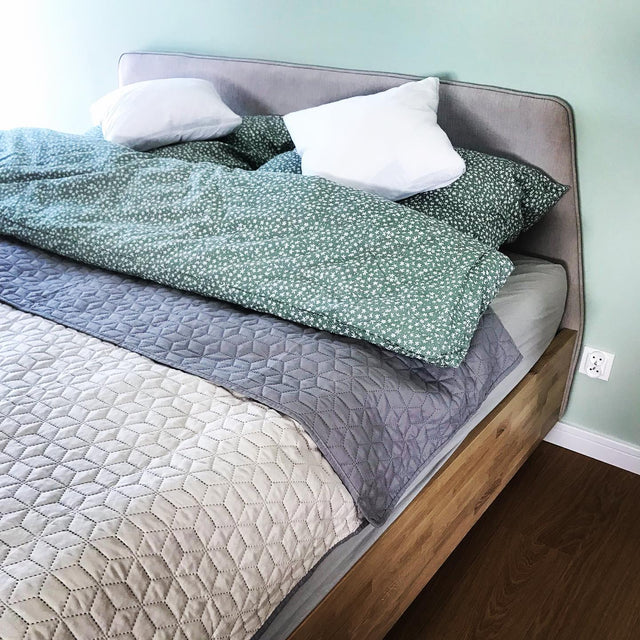 Łóżko drewniane ze skrzynią na pościel do delikatnej sypialni 6