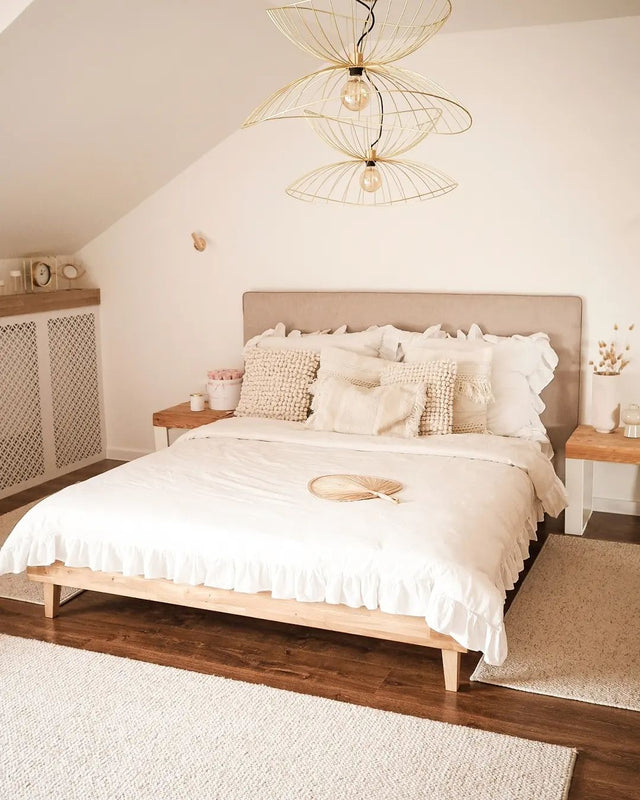 Łóżko Slim berke dębowe drewniane do sypialni minimalistycznej w odcieniach brudnego różu