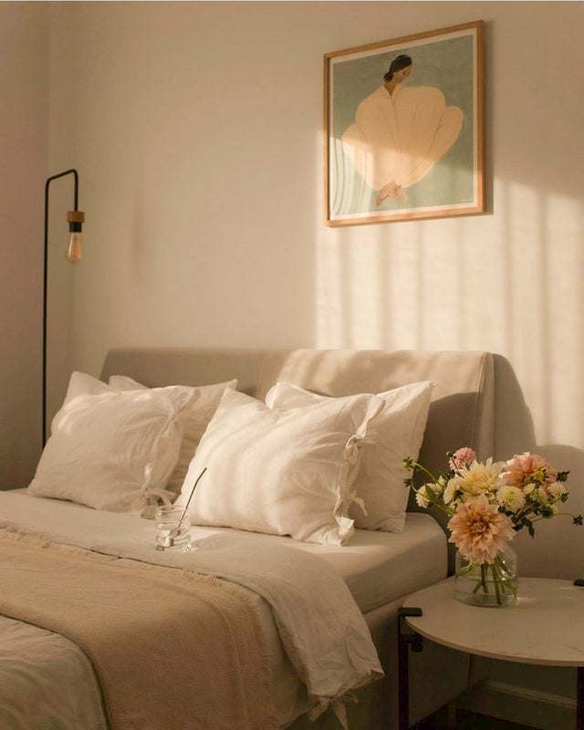 Łóżko tapicerowane z pojemnikiem i profilowanym wezgłowiem do kobiecej sypialni 9