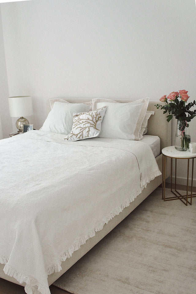 Kremowe łóżko tapicerowane jako modna aranżacja sypialni