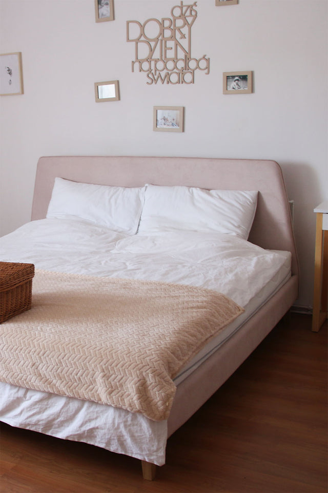 Różowe łóżko tapicerowane w wielu stylach