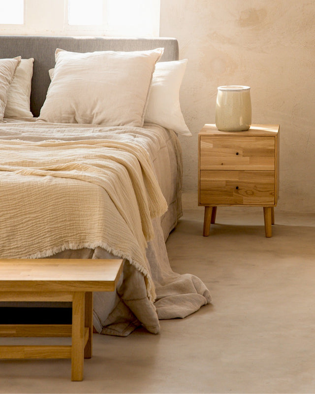 Łóżko drewniane z pojemnikiem i profilowanym wezgłowiem do kobiecej sypialni 1
