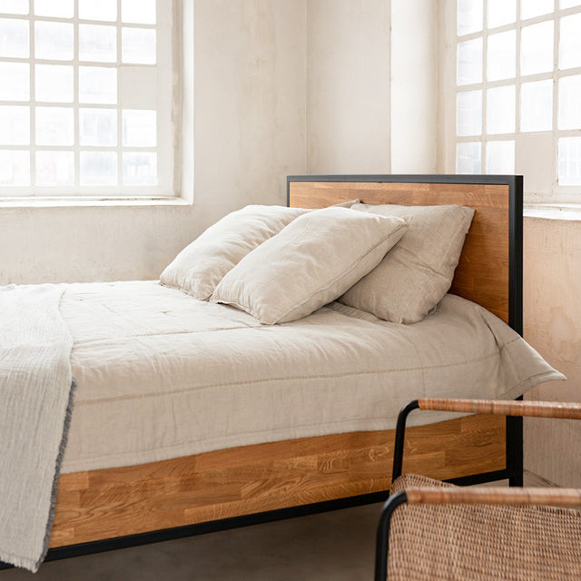 Łóżko industrialne drewniane z metalową ramą 1