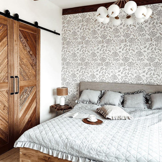 Łóżko z drewnianą raną i tapicerowanym zagłówkiem ze skrzynią na pościel 2