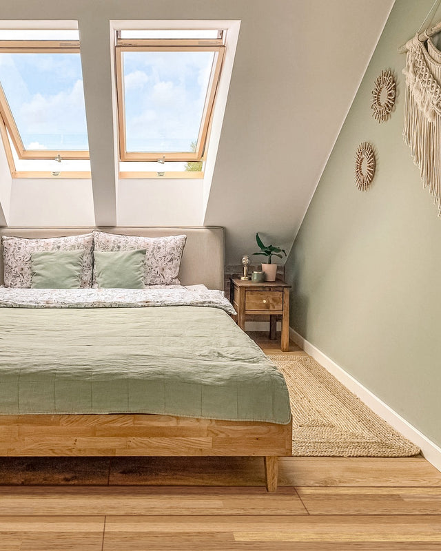 Łóżko Slim berke dębowe drewniane do sypialni minimalistycznej z zielonymi odcieniami i roślinami