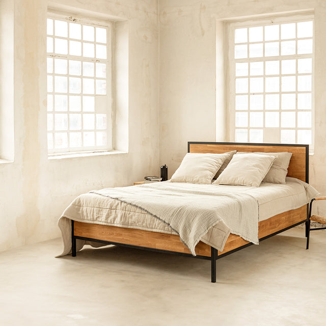 Łóżko industrialne drewniane z metalową ramą 5
