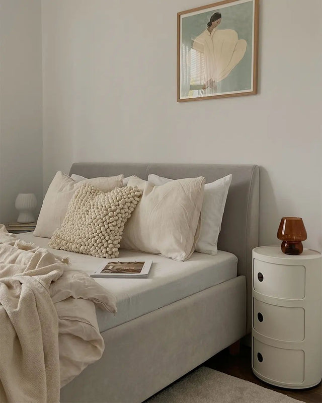 Łóżko tapicerowane z pojemnikiem i profilowanym wezgłowiem do kobiecej sypialni 7
