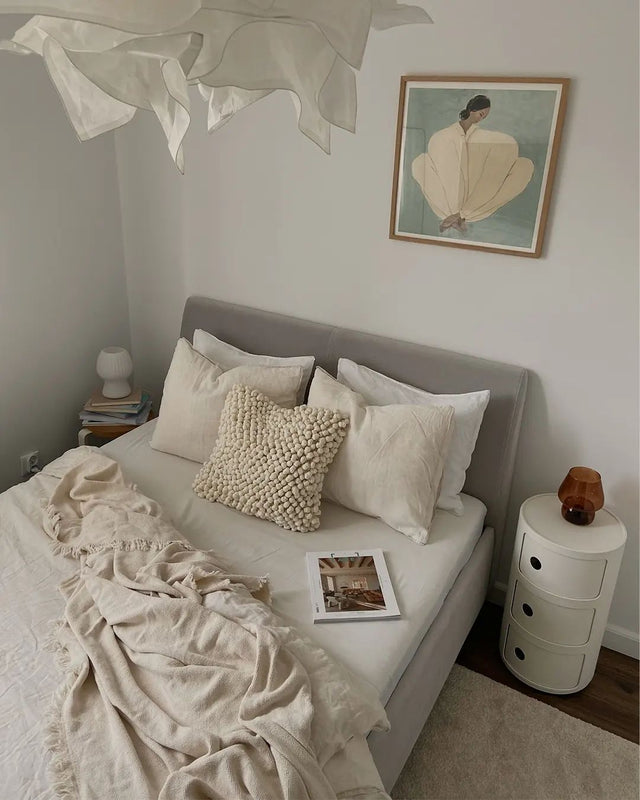 Łóżko tapicerowane z pojemnikiem i profilowanym wezgłowiem do kobiecej sypialni 6