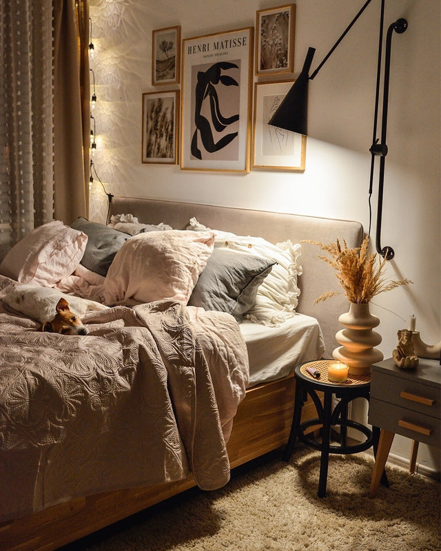 Łóżko z drewnianą raną i tapicerowanym zagłówkiem ze skrzynią na pościel 3