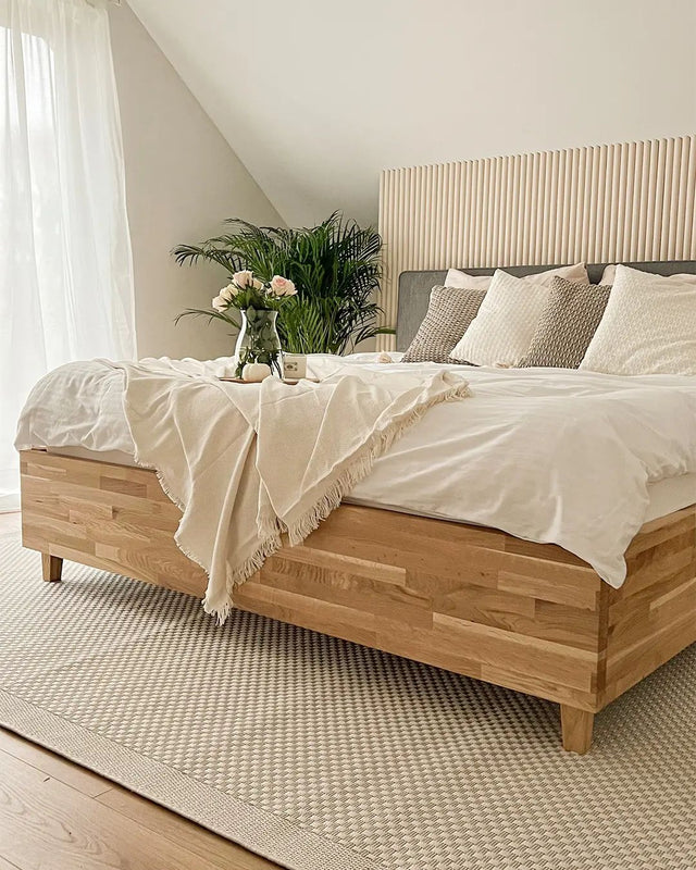 Łóżko z drewnianą raną i tapicerowanym zagłówkiem ze skrzynią na pościel 5