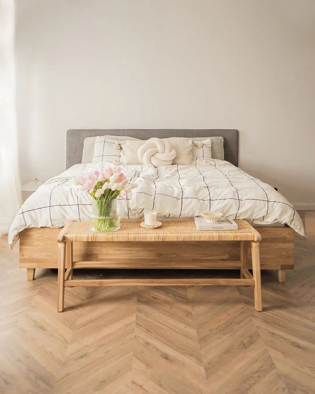 Łóżko z drewnianą raną i tapicerowanym zagłówkiem ze skrzynią na pościel 6