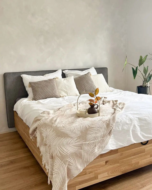 Łóżko z drewnianą raną i tapicerowanym zagłówkiem ze skrzynią na pościel 7