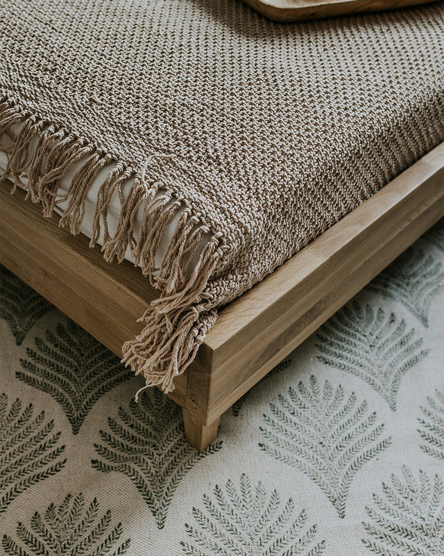 Łóżko drewniane detal nóżki łóżka i łączenia dębowej ramy z litego drewna 8