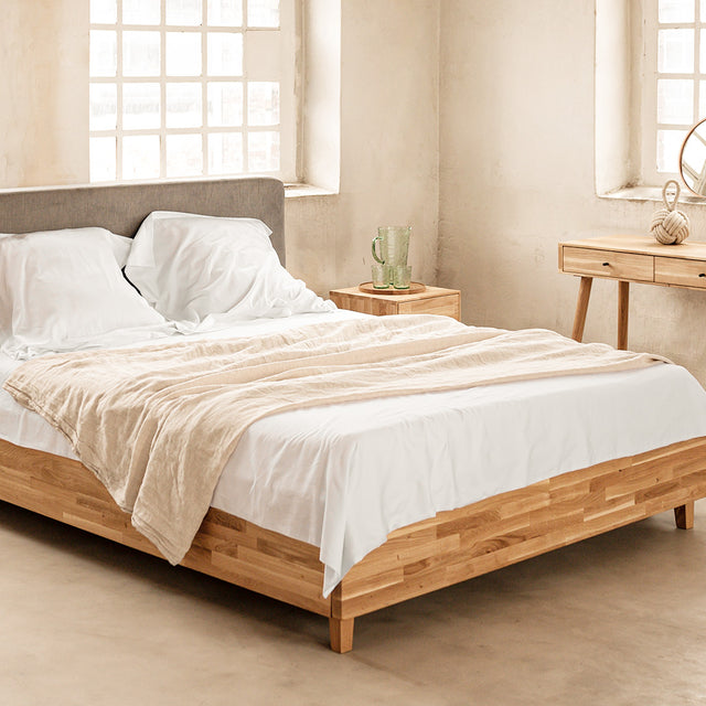 Łóżko z drewnianą ramą z litego dębu z pojemnikiem na pościel More 2