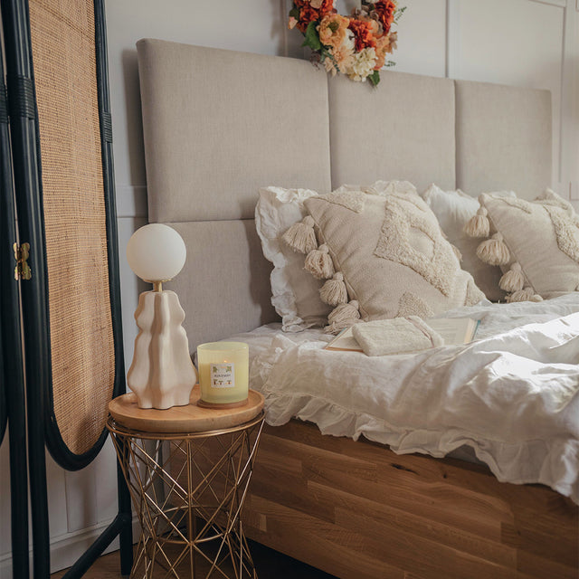 Łóżko z zagłówkiem z paneli tapicerowanych do sypialni w stylu glamour boho 9