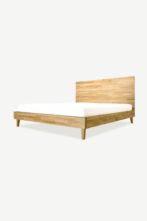 łóżko dębowe z drewnianym wezglowiem