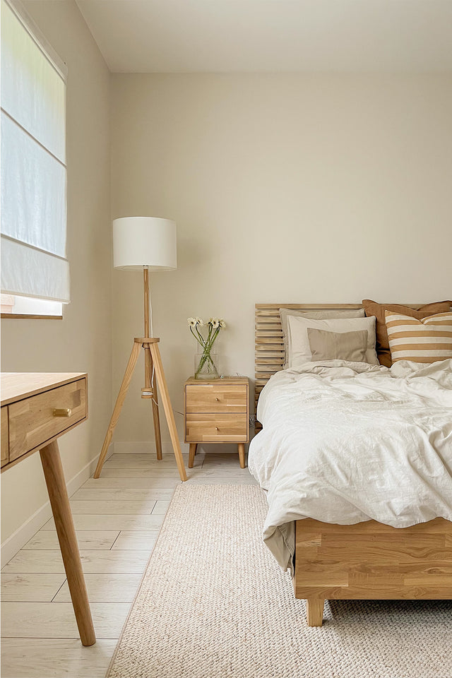 Minimalistyczna sypialnia z meblami z litego drewna dla kobiecego wnętrza