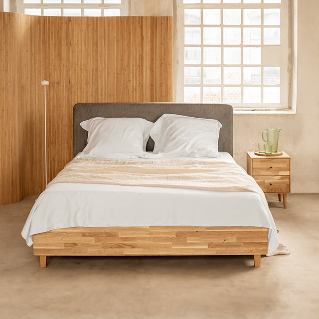 Łóżko z drewnianą ramą z litego dębu z pojemnikiem na pościel More 3